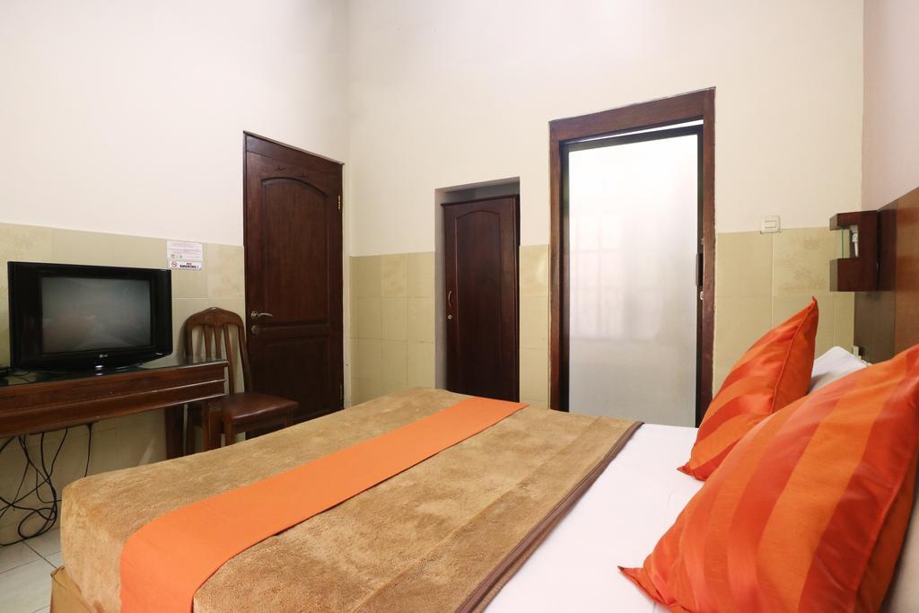 Hotel Keluarga Djagalan Raya Surabaya Exteriör bild