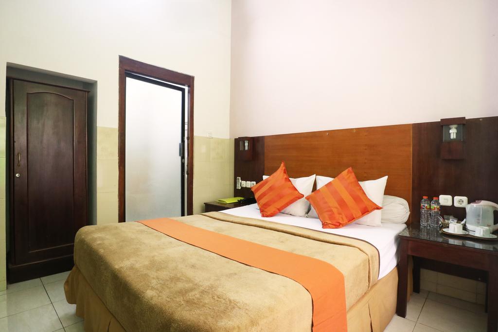 Hotel Keluarga Djagalan Raya Surabaya Exteriör bild