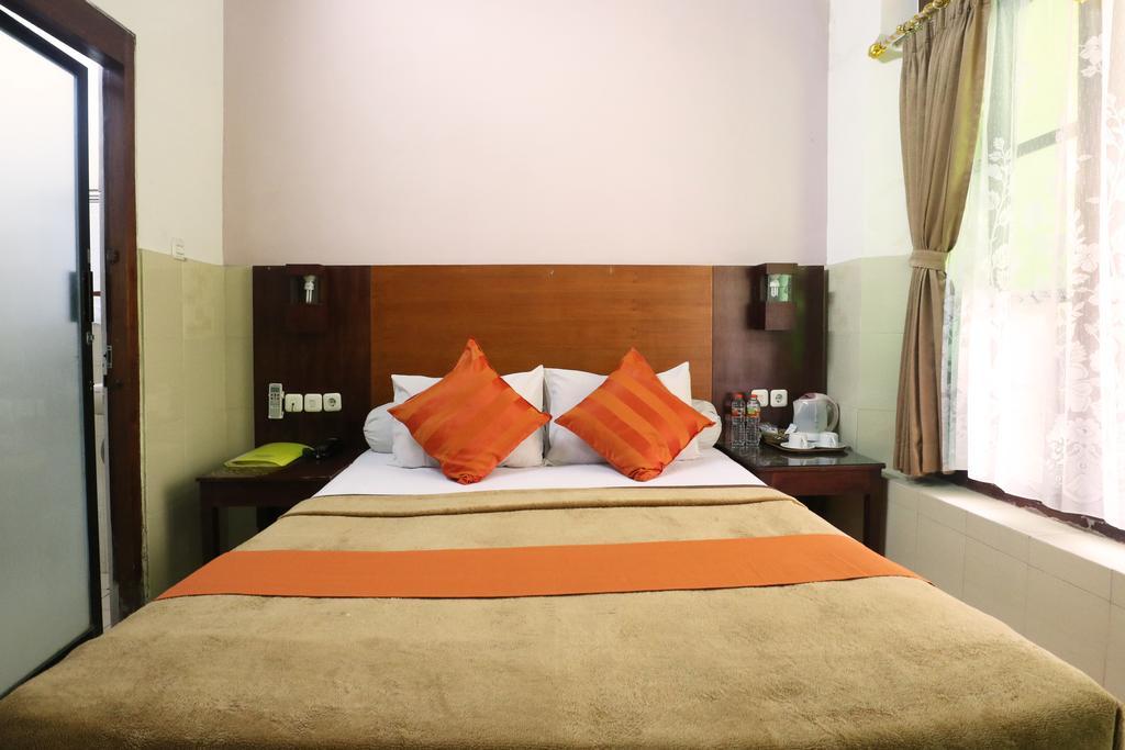 Hotel Keluarga Djagalan Raya Surabaya Exteriör bild