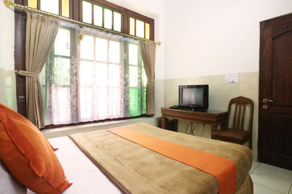 Hotel Keluarga Djagalan Raya Surabaya Exteriör bild