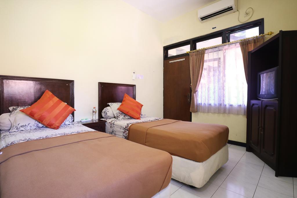 Hotel Keluarga Djagalan Raya Surabaya Exteriör bild