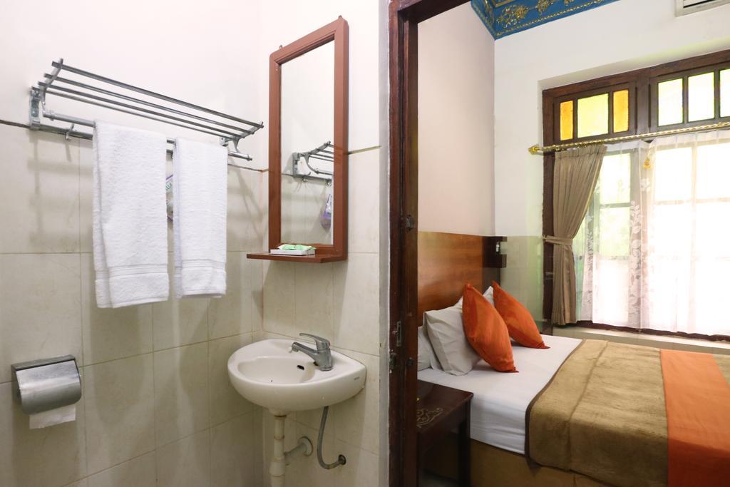 Hotel Keluarga Djagalan Raya Surabaya Exteriör bild