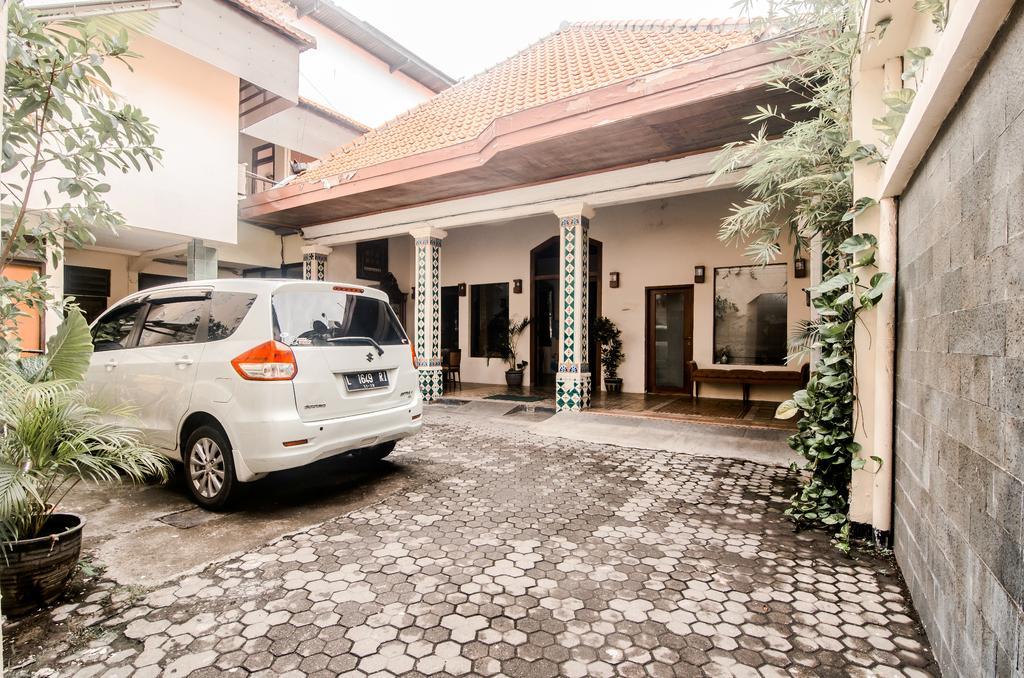 Hotel Keluarga Djagalan Raya Surabaya Exteriör bild