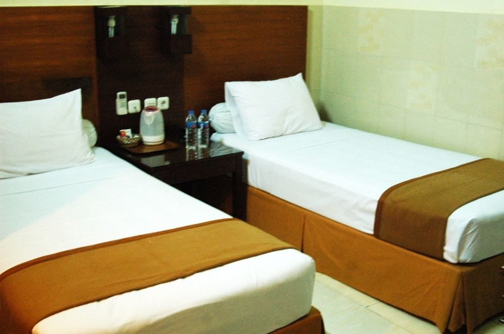 Hotel Keluarga Djagalan Raya Surabaya Exteriör bild
