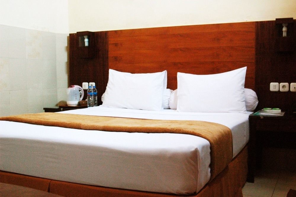 Hotel Keluarga Djagalan Raya Surabaya Exteriör bild