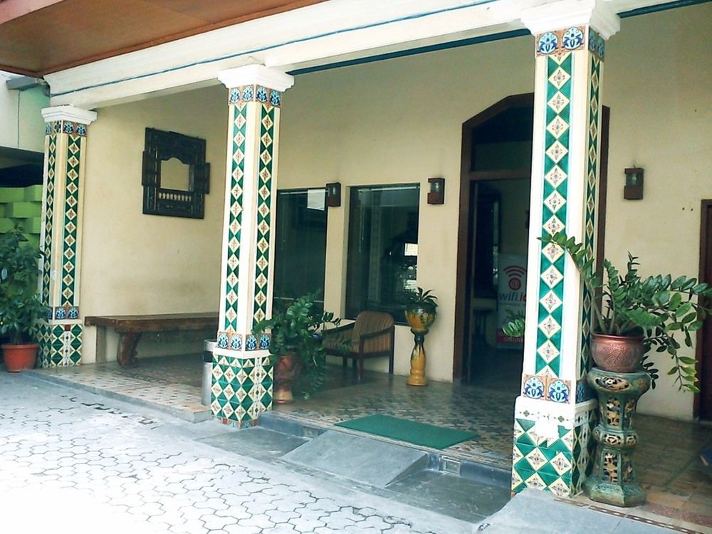 Hotel Keluarga Djagalan Raya Surabaya Exteriör bild
