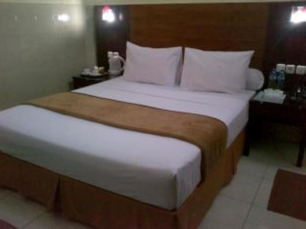 Hotel Keluarga Djagalan Raya Surabaya Exteriör bild