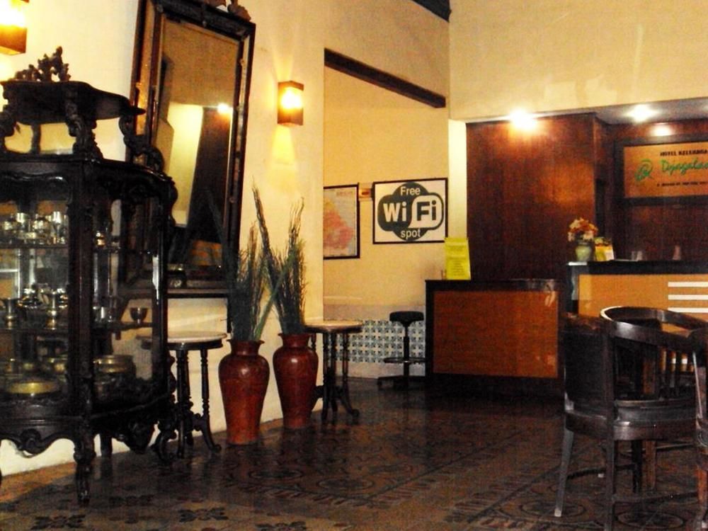Hotel Keluarga Djagalan Raya Surabaya Exteriör bild