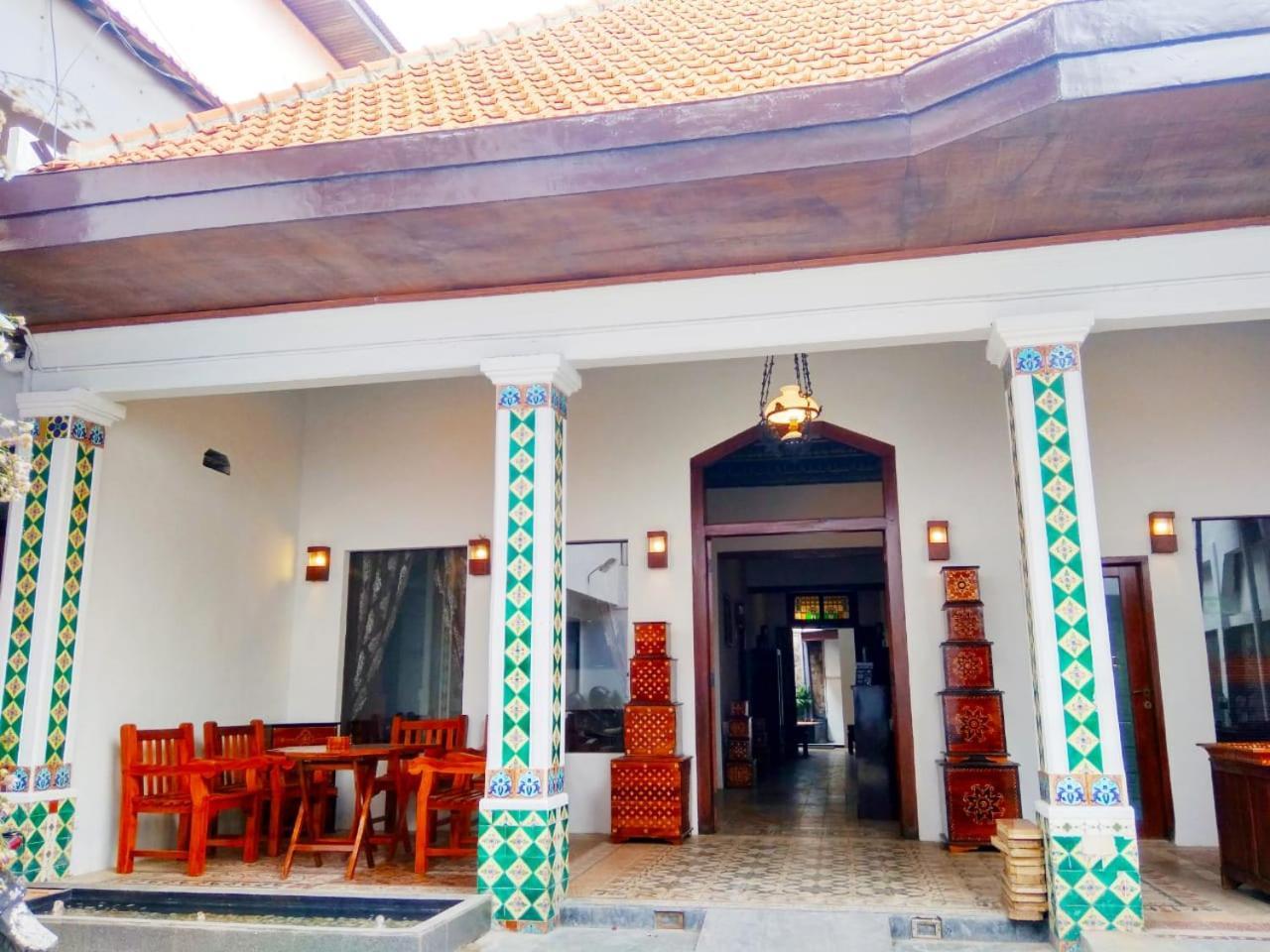 Hotel Keluarga Djagalan Raya Surabaya Exteriör bild