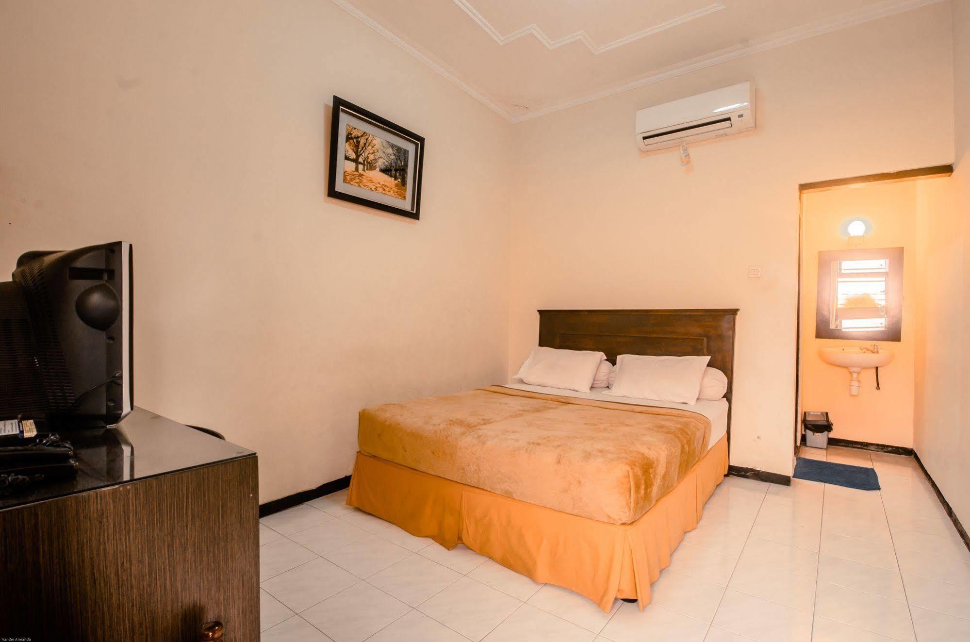 Hotel Keluarga Djagalan Raya Surabaya Exteriör bild
