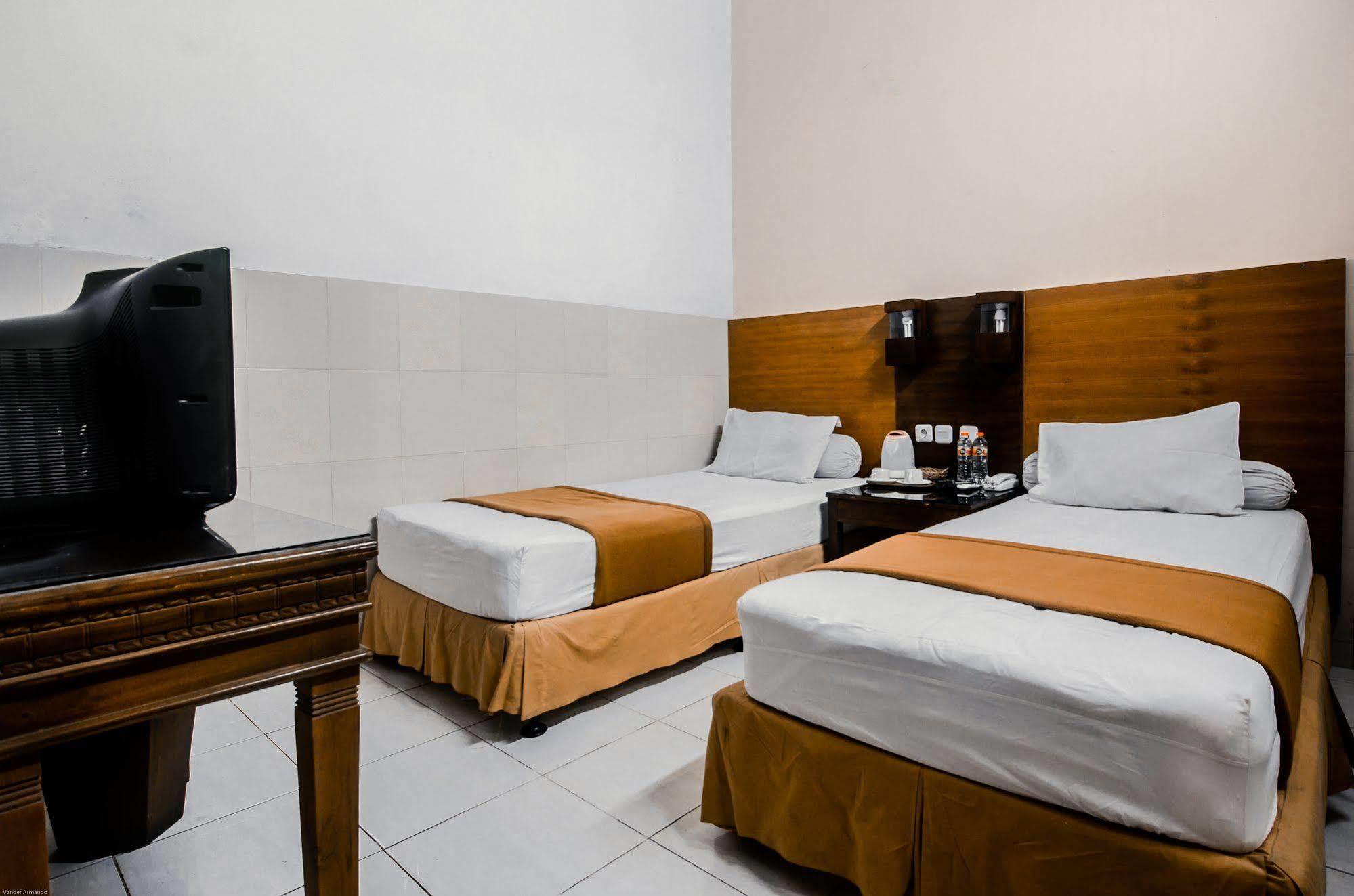 Hotel Keluarga Djagalan Raya Surabaya Exteriör bild