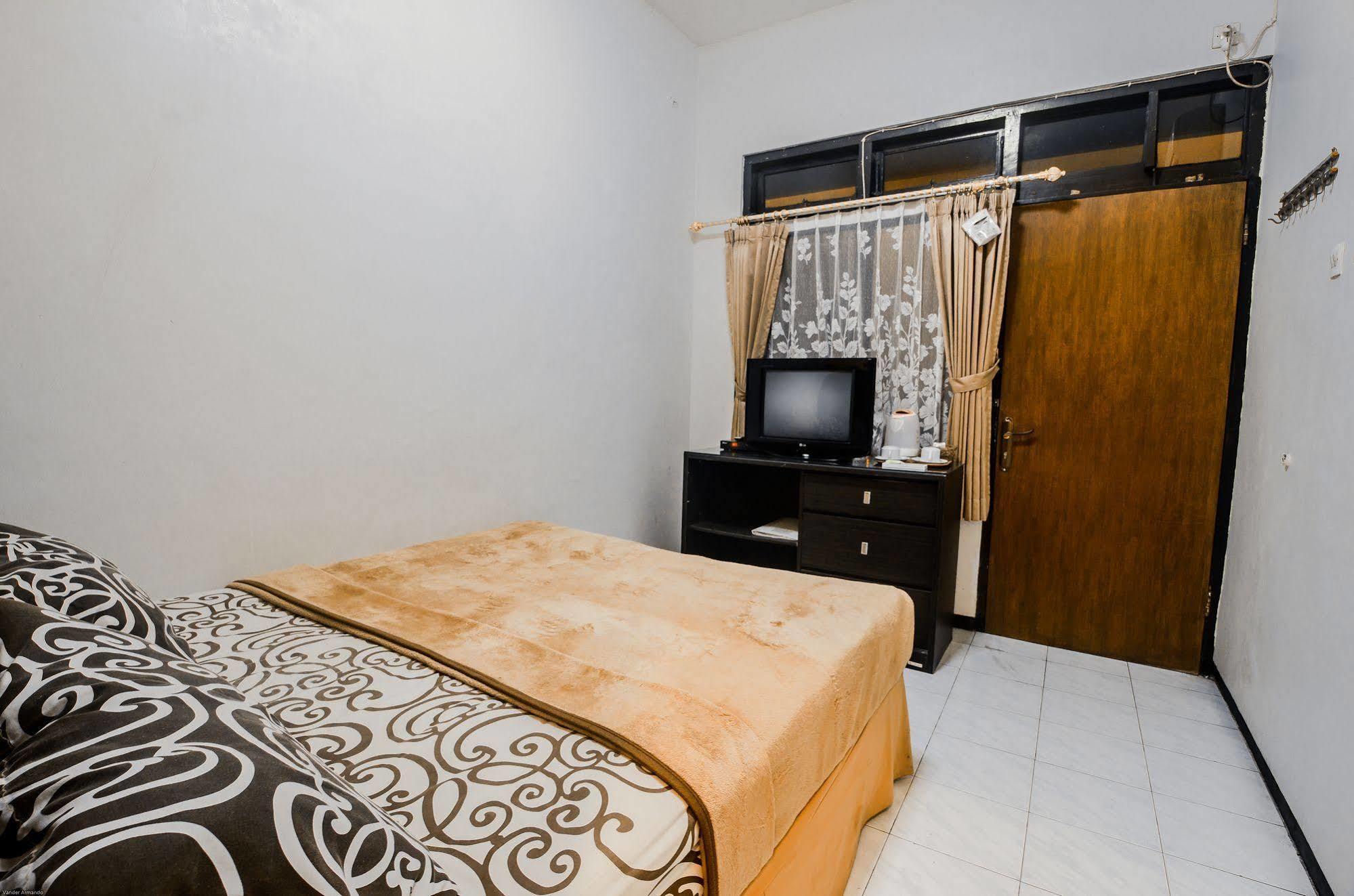 Hotel Keluarga Djagalan Raya Surabaya Exteriör bild