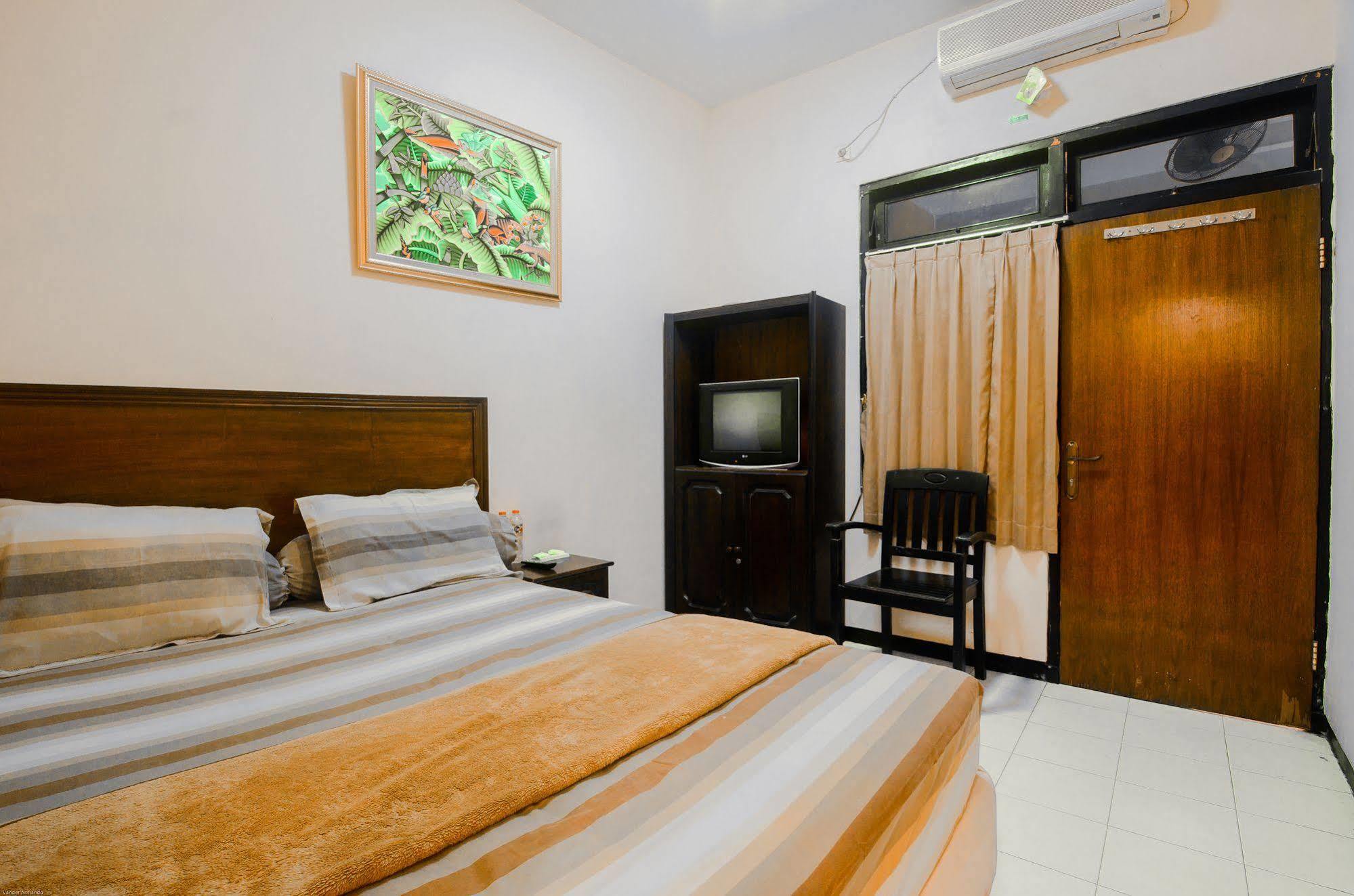 Hotel Keluarga Djagalan Raya Surabaya Exteriör bild