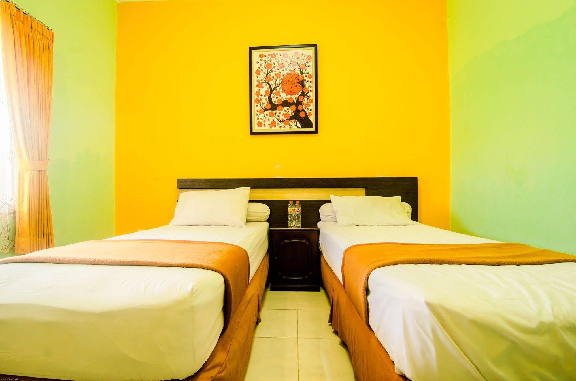 Hotel Keluarga Djagalan Raya Surabaya Exteriör bild