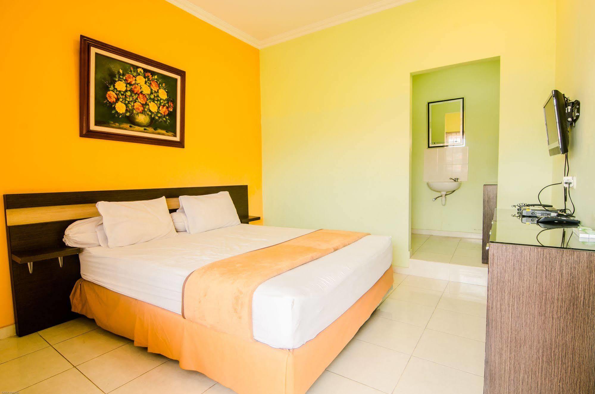 Hotel Keluarga Djagalan Raya Surabaya Exteriör bild