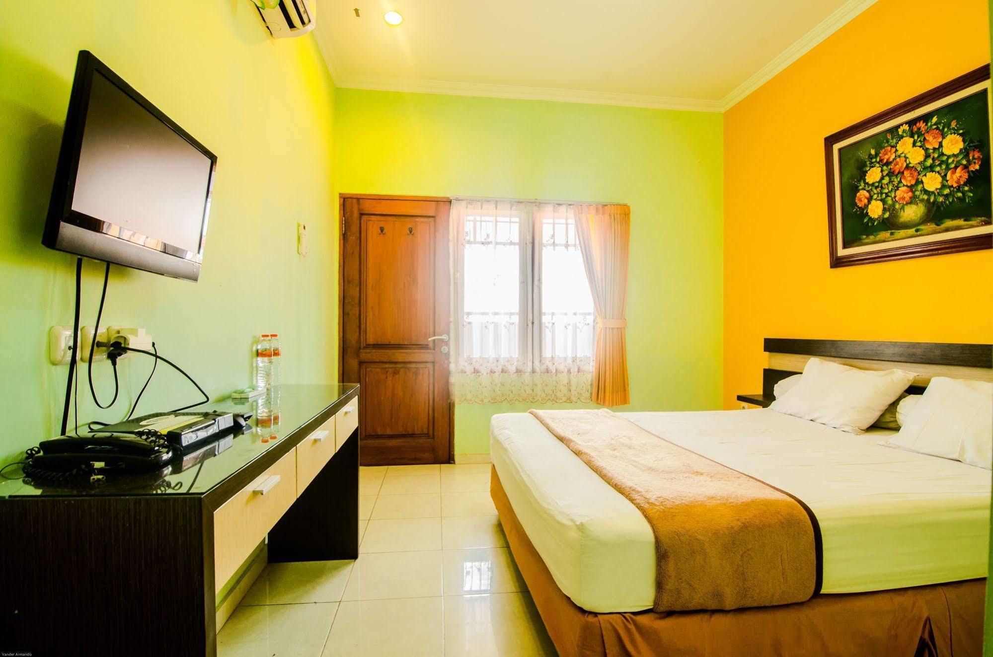 Hotel Keluarga Djagalan Raya Surabaya Exteriör bild