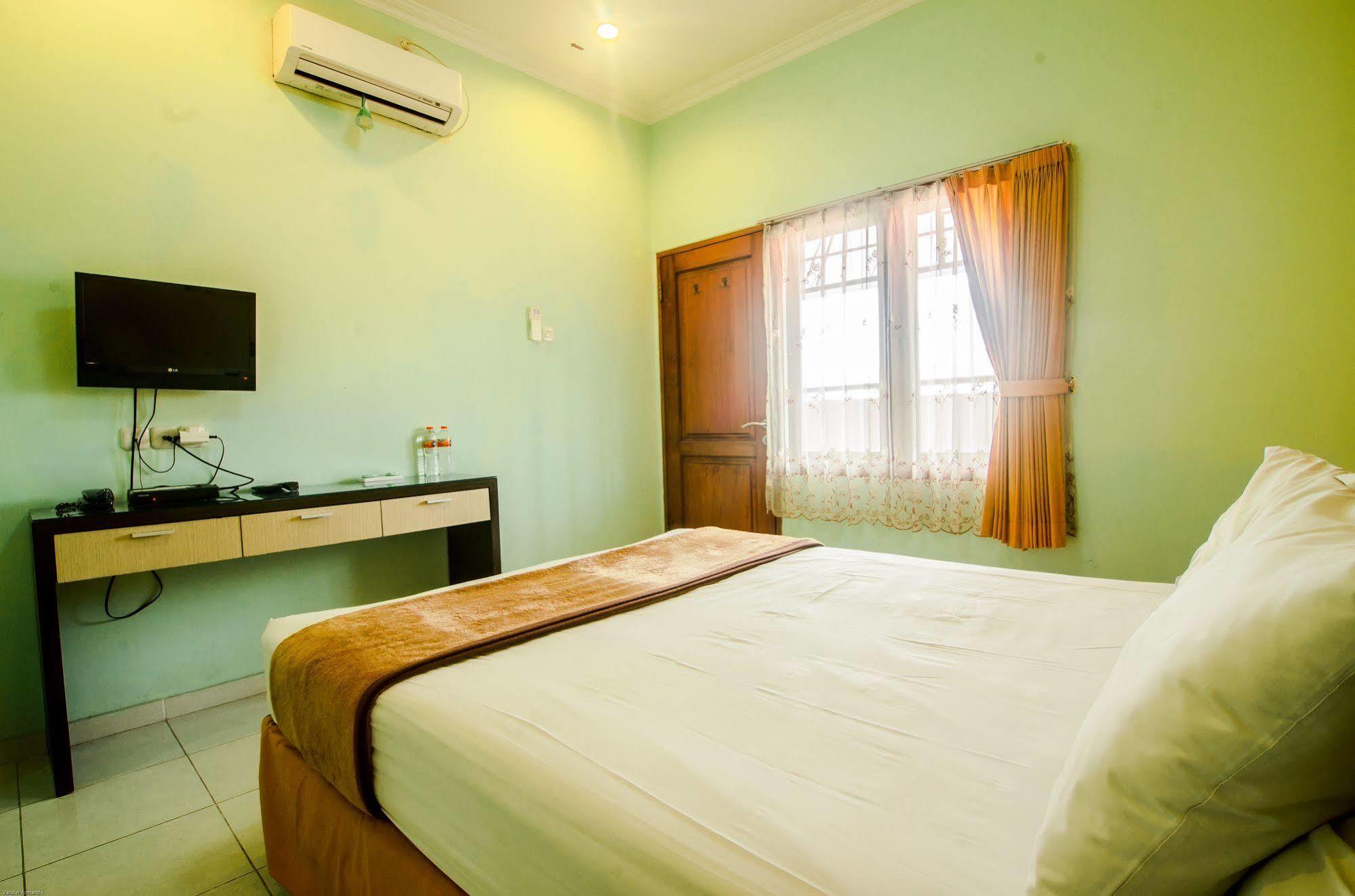 Hotel Keluarga Djagalan Raya Surabaya Exteriör bild
