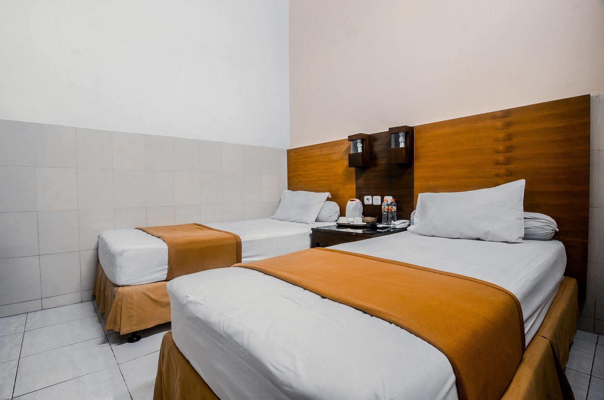 Hotel Keluarga Djagalan Raya Surabaya Exteriör bild