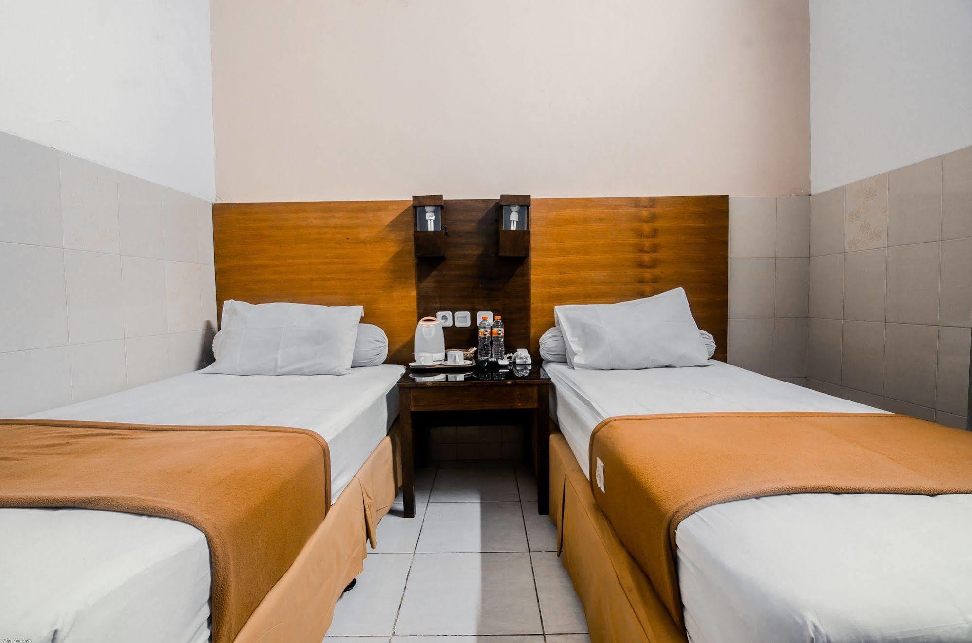 Hotel Keluarga Djagalan Raya Surabaya Exteriör bild