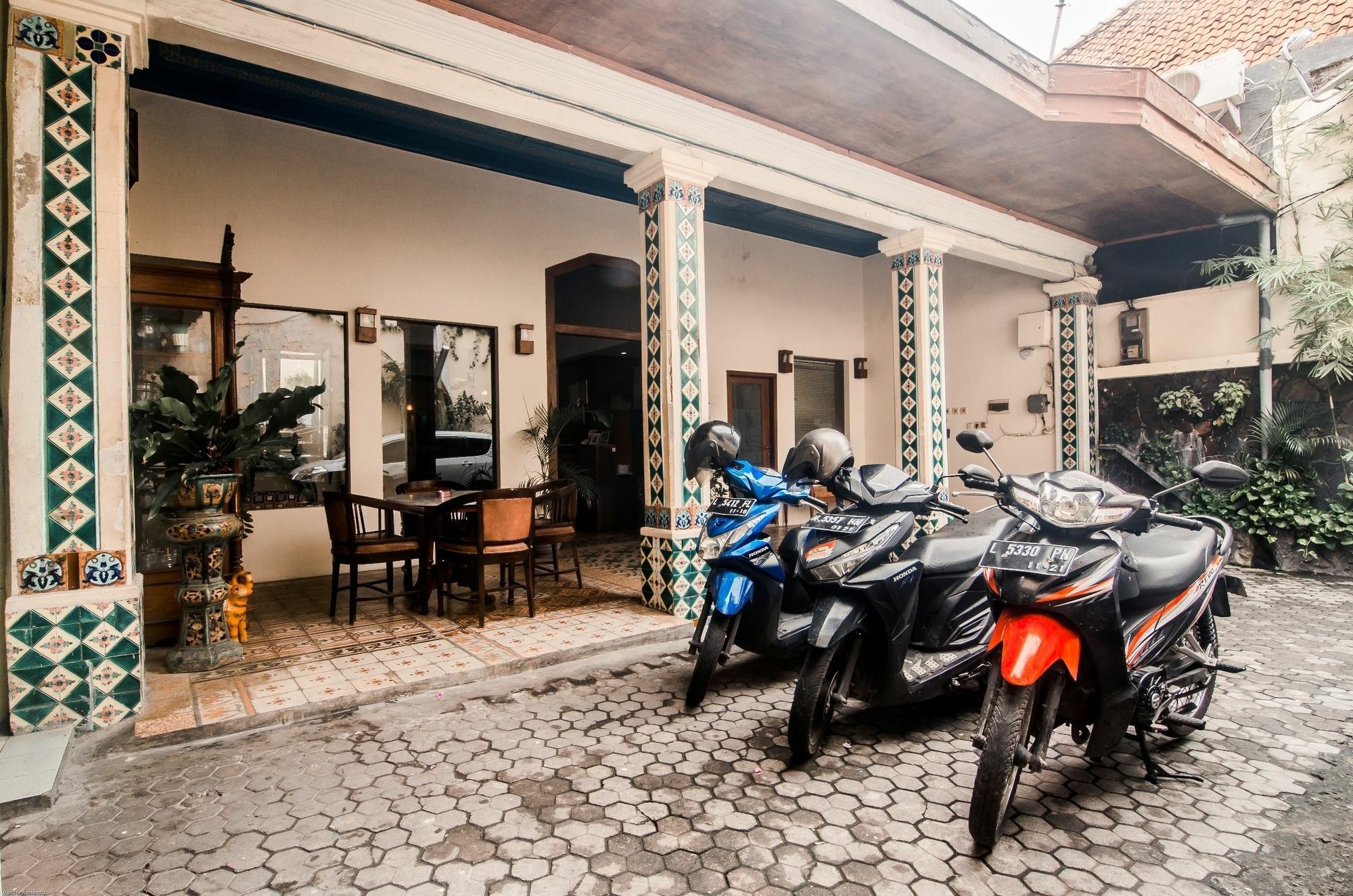 Hotel Keluarga Djagalan Raya Surabaya Exteriör bild
